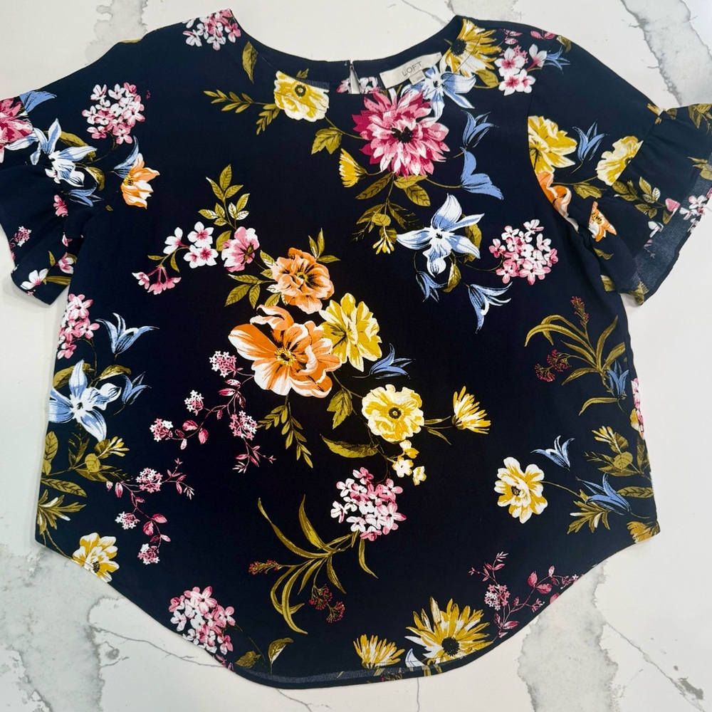 LOFT Women’s Sz L Blouse Blue colorful floral design Short ruffled sleeves.